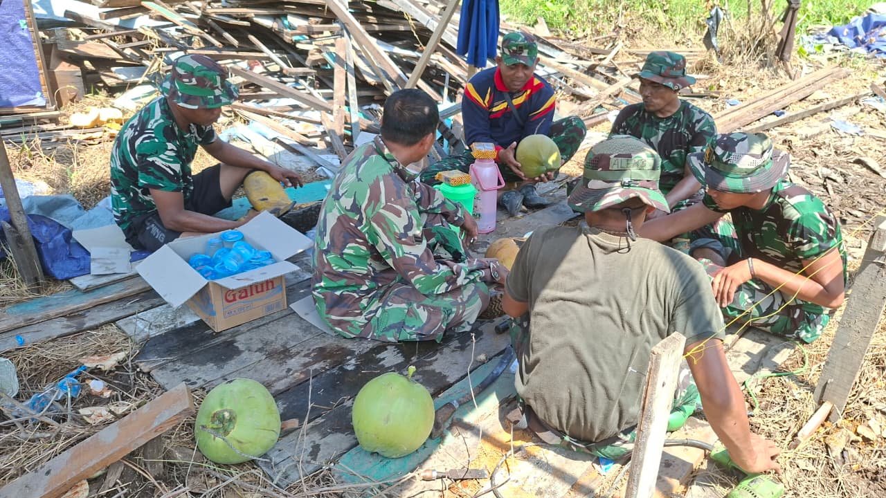 Makan Bersama, Cara Sederhana Satgas TMMD Pererat Kemanunggalan dengan Rakyat