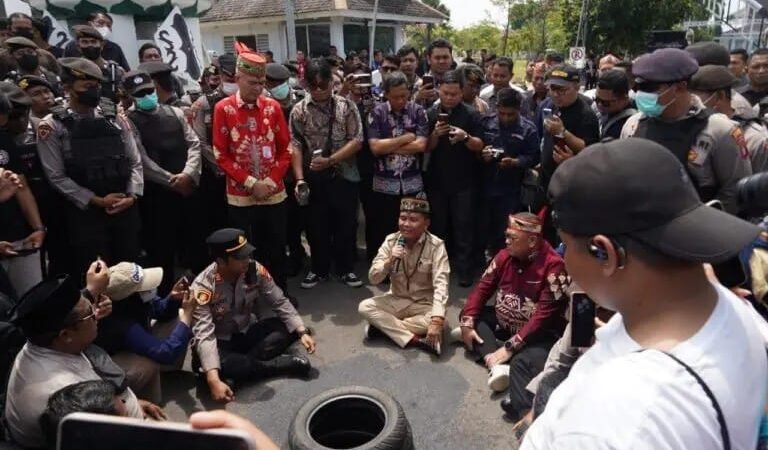 Temui Pendemo PLN, Gubernur Fasilitasi Manager UID Kalselteng.