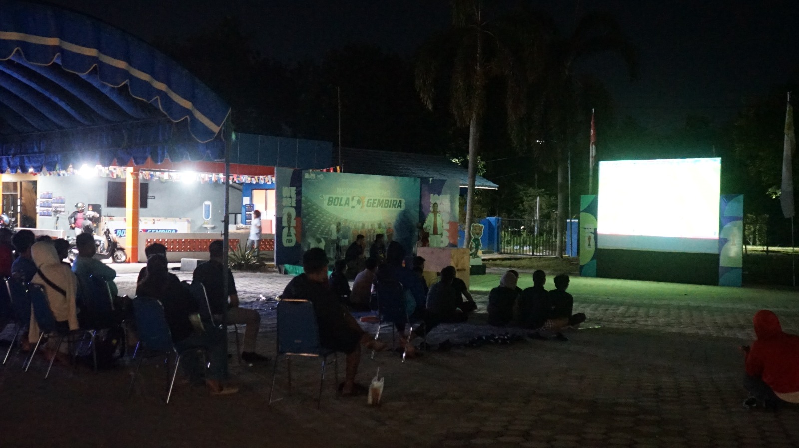 Pererat Kebersamaan, Anggota Kodim 1016/Plk Nonton Bareng Bersama Masyarakat
