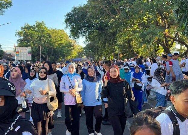 Ketua TP PKK Kalteng Aisyah Thisia Hadiri dan Ikuti Jalan Sehat Festival Kuliner.