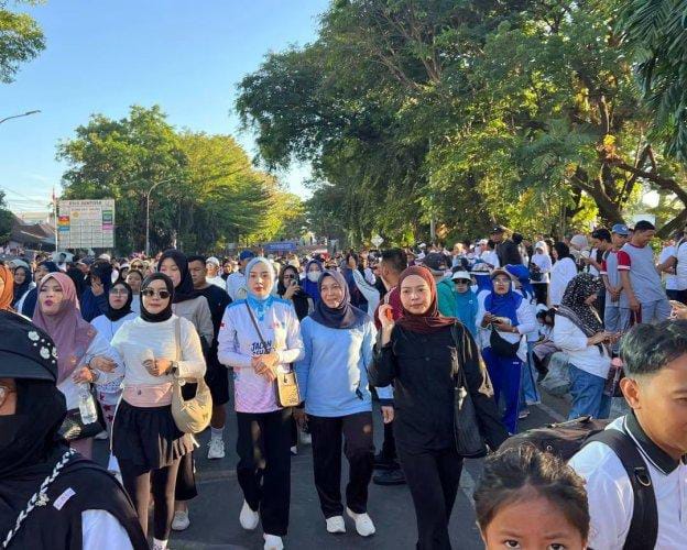 Ketua TP PKK Kalteng Aisyah Thisia Hadiri dan Ikuti Jalan Sehat Festival Kuliner.