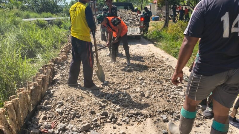 Satgas TMMD Reguler Ke-129 Bersama Warga Tingkatkan Badan Jalan 1,2 Kilometer di Desa Bandaraya.