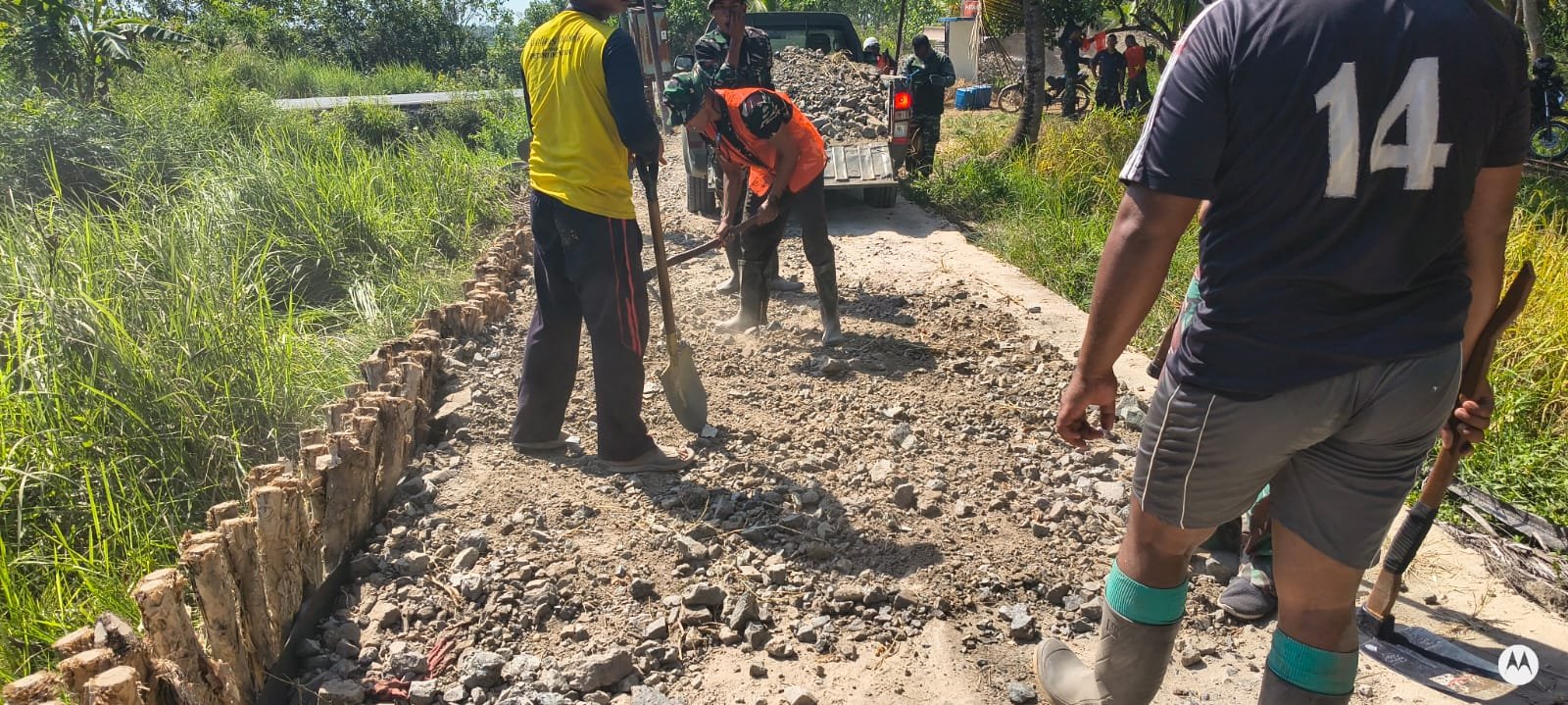 Satgas TMMD Reguler Ke-129 Bersama Warga Tingkatkan Badan Jalan 1,2 Kilometer di Desa Bandaraya.