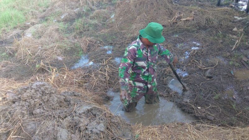 Gotong Royong Satgas dan Warga Percepat Pembangunan MCK TMMD di Tamban Bangun