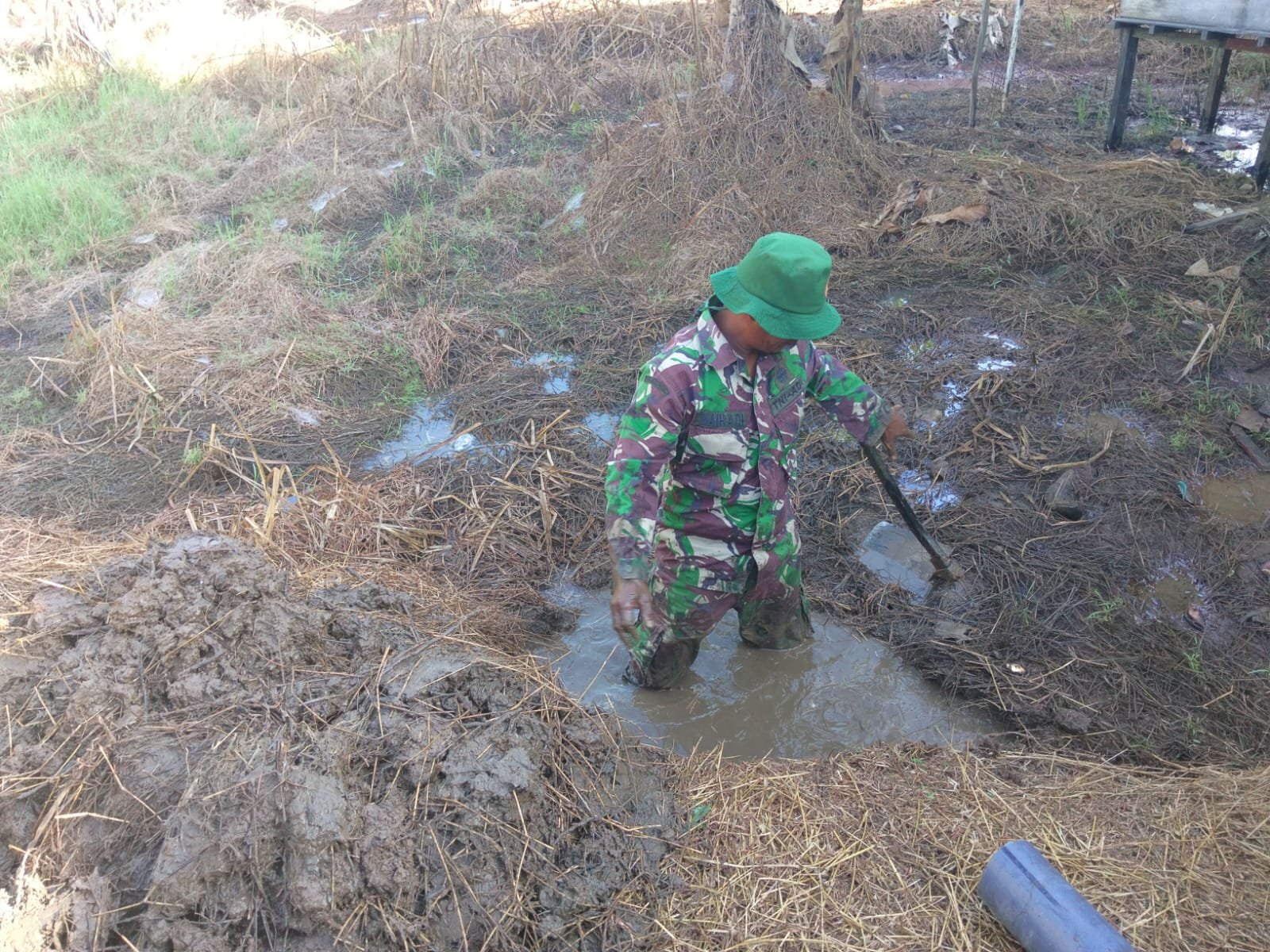Gotong Royong Satgas dan Warga Percepat Pembangunan MCK TMMD di Tamban Bangun