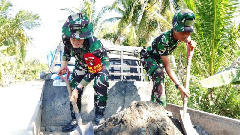 Kowad Tak Kenal Kata Mundur, Kapten Cke (K) Hannah Turun Langsung Angkut Material Jalan
