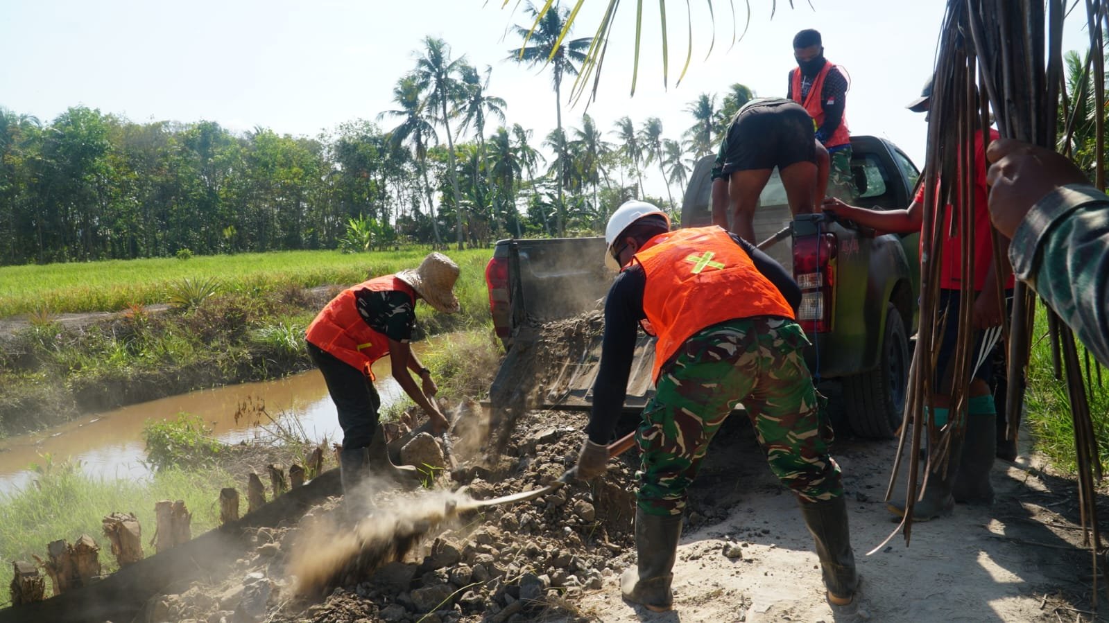 TMMD KE-129 LANJUTKAN PENGERJAAN PENINGKATAN BADAN JALAN 1,2 KM DI DESA BANDARAYA