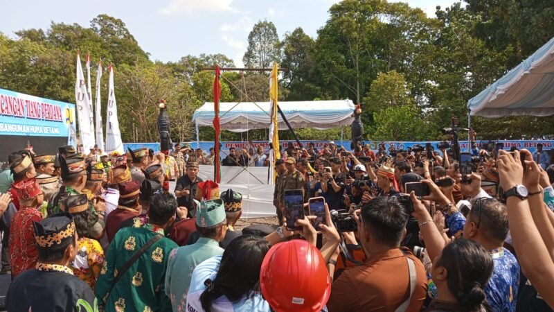 Gubernur Letakkan Batu Pertama Pembangunan Huma Betang, Rumah Adat Terbesar Dunia.