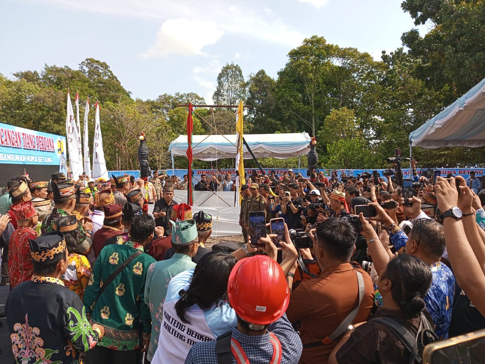 Gubernur Letakkan Batu Pertama Pembangunan Huma Betang, Rumah Adat Terbesar Dunia.