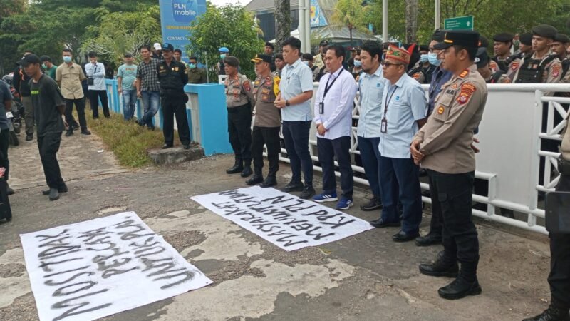 Dampak Pemadaman, Perhimpunan Perunggasan Kalteng Demo Damai PLN Kalteng.