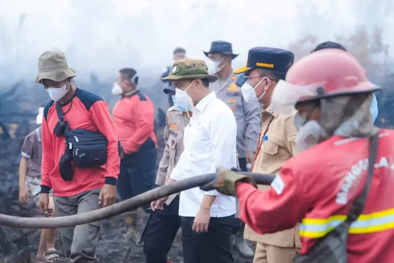 Gubernur Dampingi Menhut Tinjau Kebakaran Lahan Petuk Katimpun.