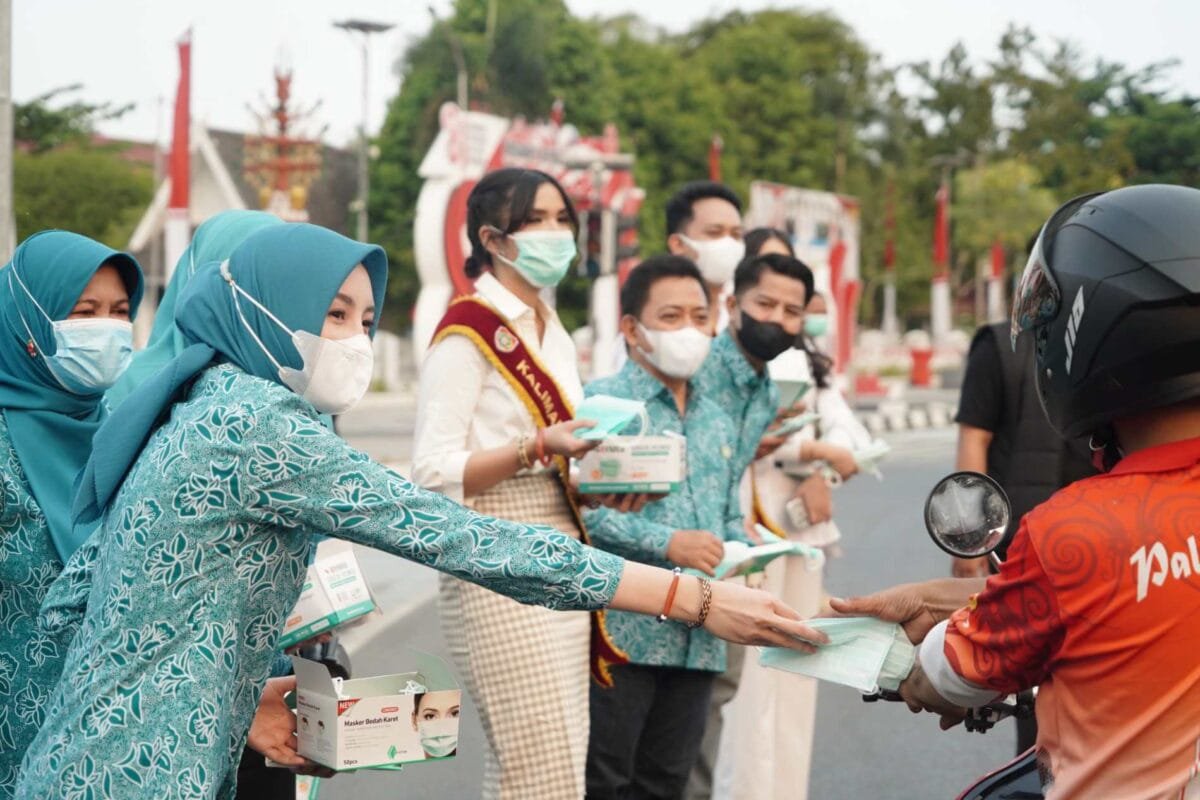 Terdampak Kabut Asap 6.000 Warga Terpapar ISPA, TP-PKKK Bagi-bagi Masker Gratis.