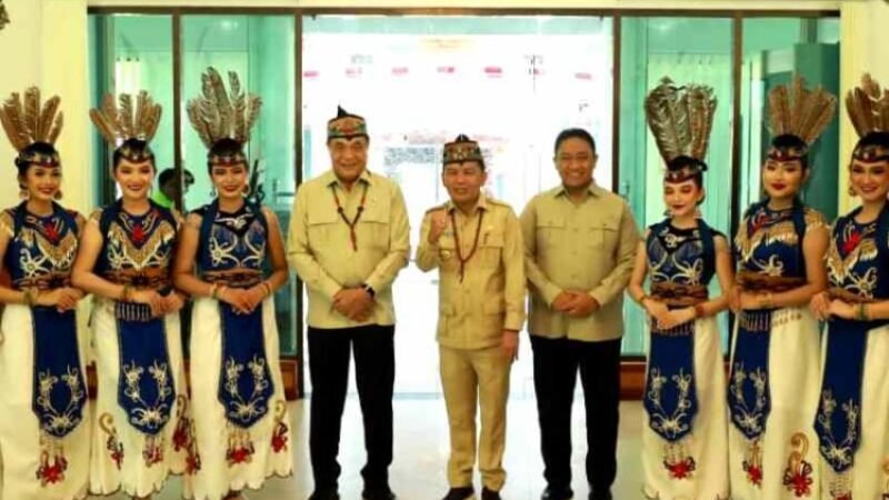 Disambut Gubernur, Menkopolkam Tinjau Langsung Karhutla Tumbang Nusa.