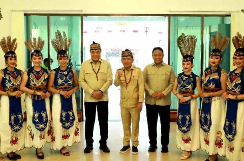 Disambut Gubernur, Menkopolkam Tinjau Langsung Karhutla Tumbang Nusa.