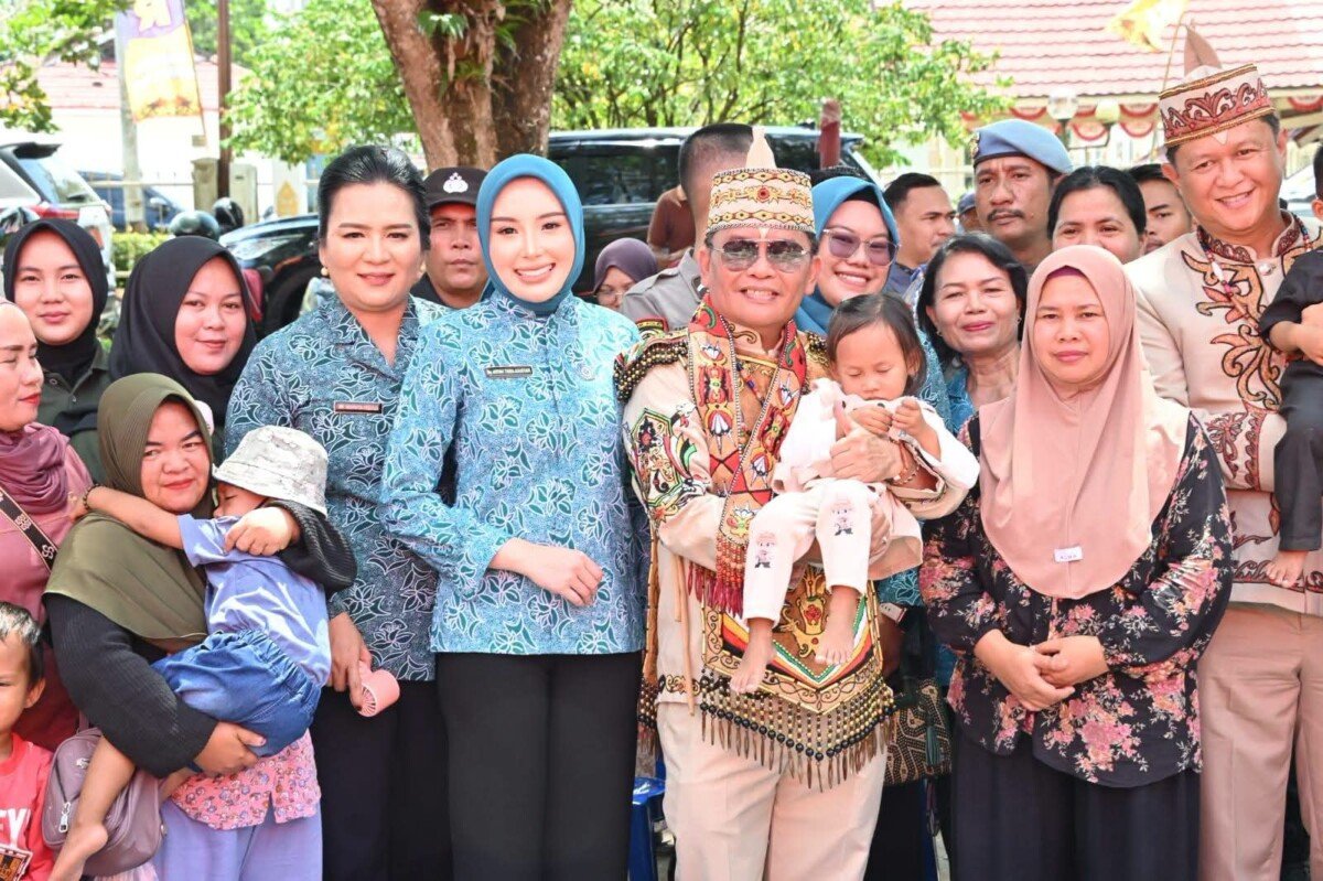Di Mura, Gubernur Tinjau Layanan Kesehatan Gratis dan Pasar Murah.