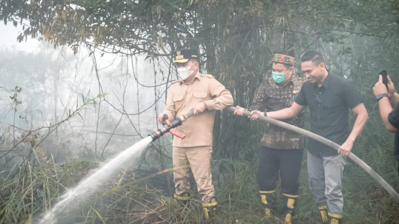 Gempuran Karhutla Kian Masif, Gubernur Turun Langsung Padamkan Api.