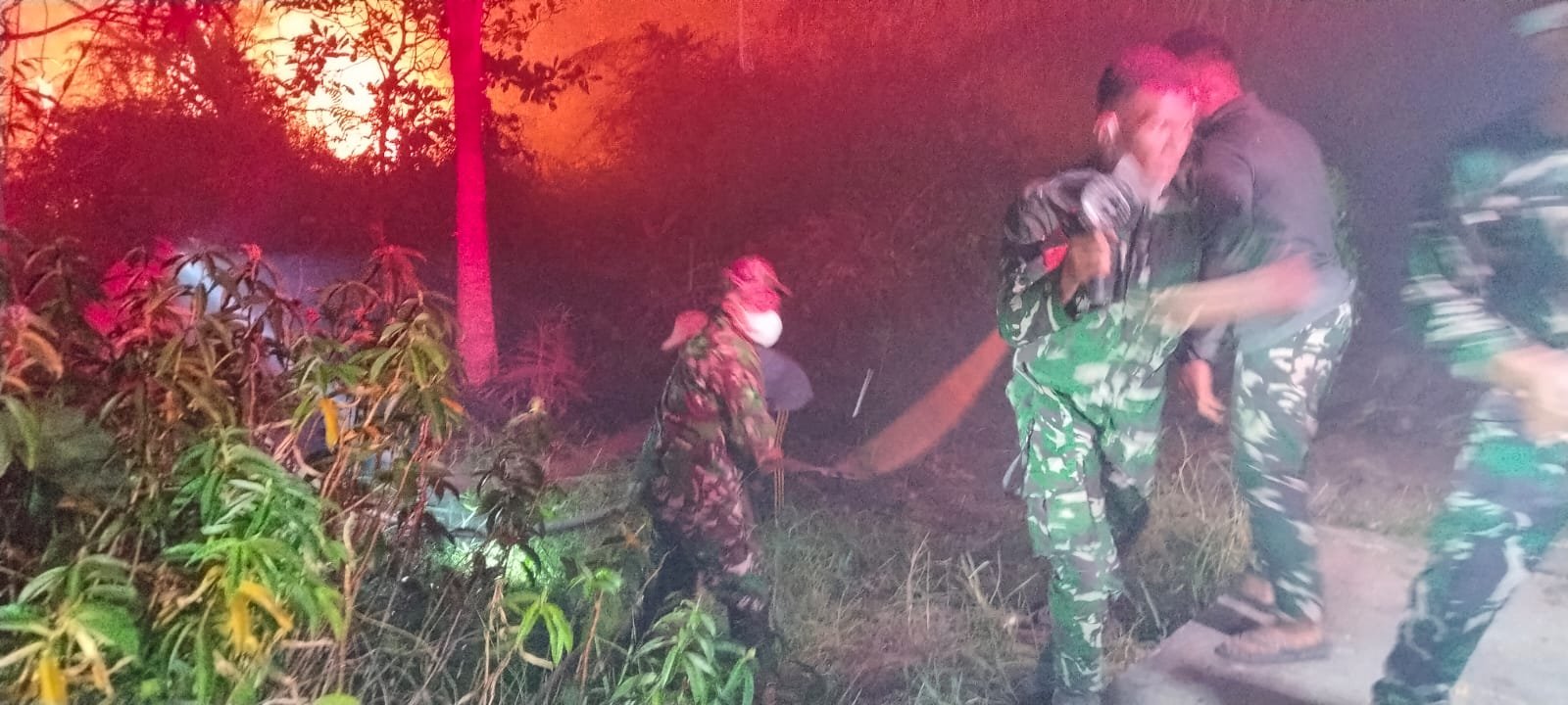 Tak Kenal Waktu, Satgas Karhutla Kodim 1016/Plk Terus Padamkan Api