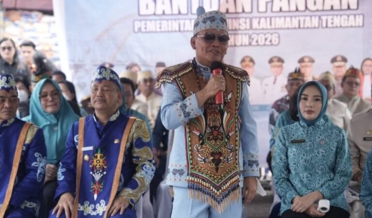 Di Barsel Gubernur Kalteng Bagikan Bansos 6000 Paket .