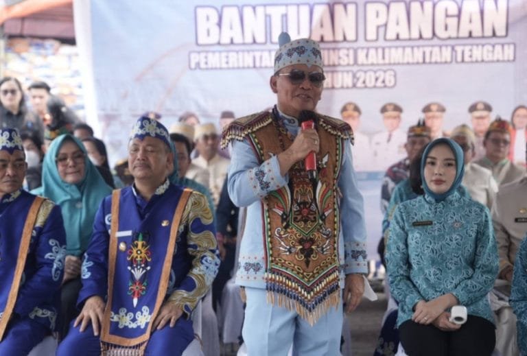 Di Barsel Gubernur Kalteng Bagikan Bansos 6000 Paket .