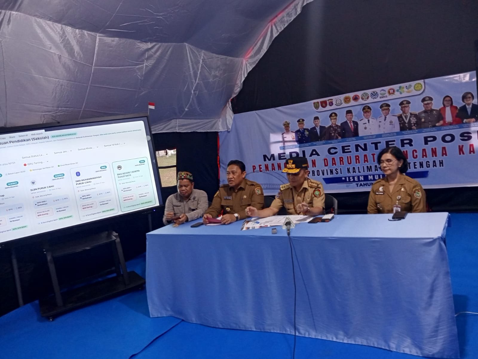 Agustiar dan Edy Pratowo Pilih Temui Pers, Aksi Masa Nyaris Jebol Pagar Kantor Gubernur.