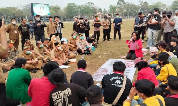 Temui Pendemo, Gubernur Ajak Warga Tak Hanya Kritik.