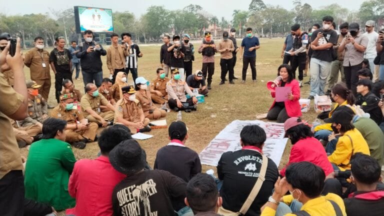 Temui Pendemo, Gubernur Ajak Warga Tak Hanya Kritik.