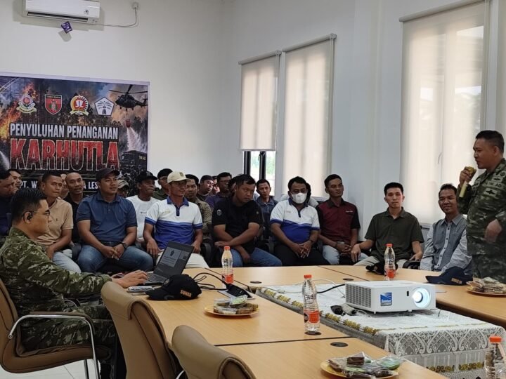 Hari kelima, Dansesko TNI, Marsdya TNI M. Khairil Lubis meninjau Pasis Dikreg Sesko TNI LVI berikan Penyuluhan Karhutla di Kab. Kapuas