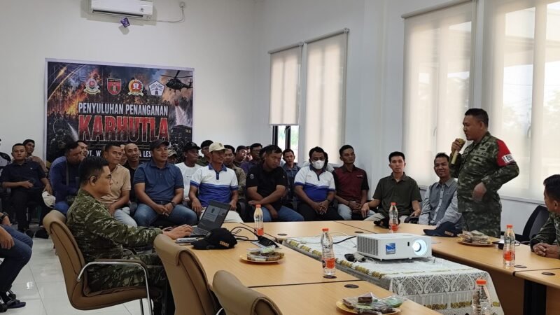 Hari kelima, Dansesko TNI, Marsdya TNI M. Khairil Lubis meninjau Pasis Dikreg Sesko TNI LVI berikan Penyuluhan Karhutla di Kab. Kapuas