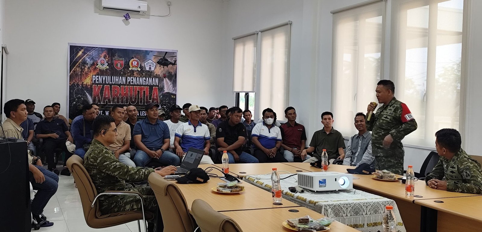 Hari kelima, Dansesko TNI, Marsdya TNI M. Khairil Lubis meninjau Pasis Dikreg Sesko TNI LVI berikan Penyuluhan Karhutla di Kab. Kapuas