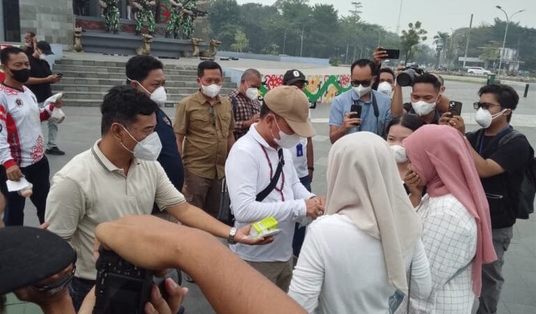 Gubernur Bersama Insan Pers Bagi-Bagi Maker dan Vitamin.
