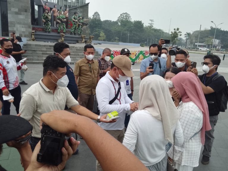 Gubernur Bersama Insan Pers Bagi-Bagi Maker dan Vitamin.