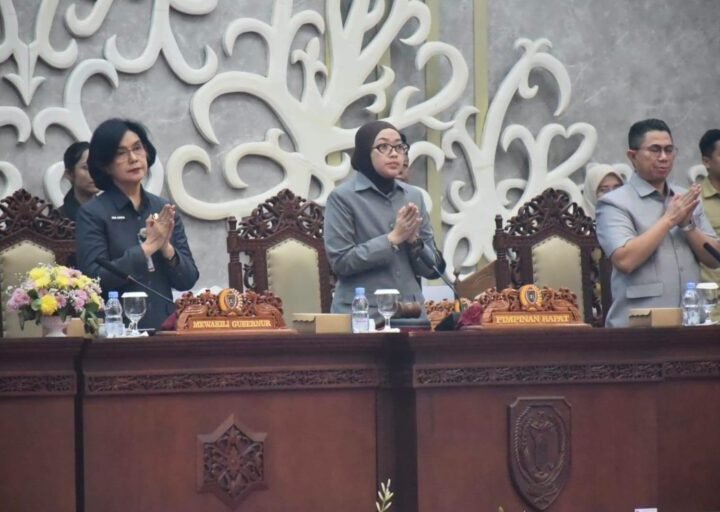 Paripurna 6 DPRD Kalteng Sampaikan Pemandangan Umum.