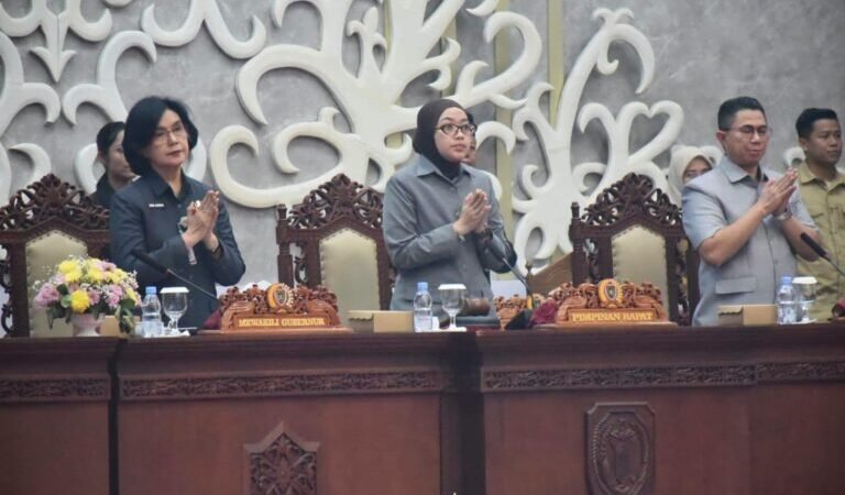Paripurna 6 DPRD Kalteng Sampaikan Pemandangan Umum.