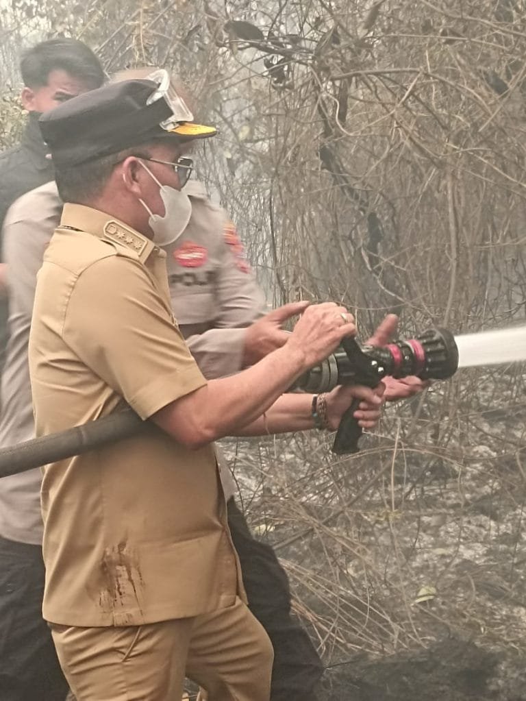 Gubernur Ikut Berjibaku Padamkan Api di Lahan Gambut.