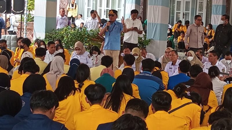 Gubernur Serahkan Bansos Mahasiswa Terdampak Karhutla.
