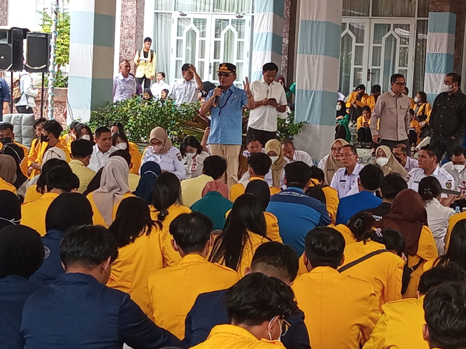 Gubernur Serahkan Bansos Mahasiswa Terdampak Karhutla.