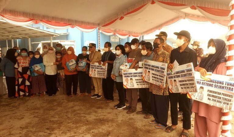 Di Kalampangan Gubernur Serahkan Bansos Karhutla dan 603 KHBS.