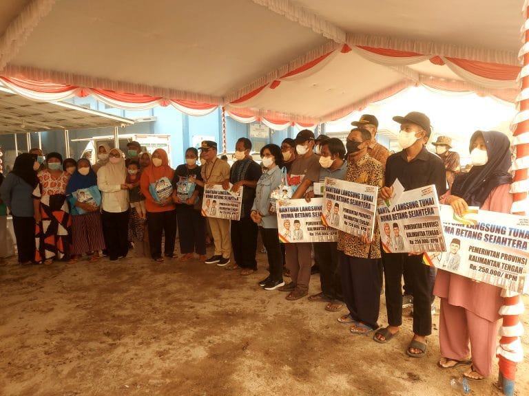 Di Kalampangan Gubernur Serahkan Bansos Karhutla dan 603 KHBS.