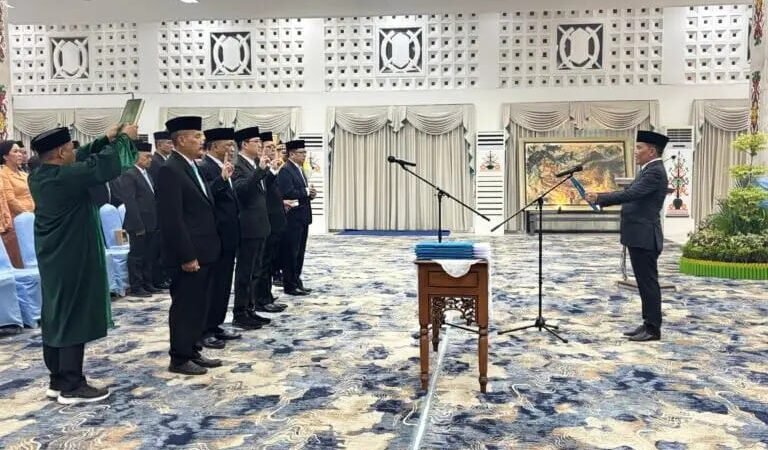 Gubernur Lantik Lima Pejabat Pratama, Ingatkan Bekerja Secara Terukur.