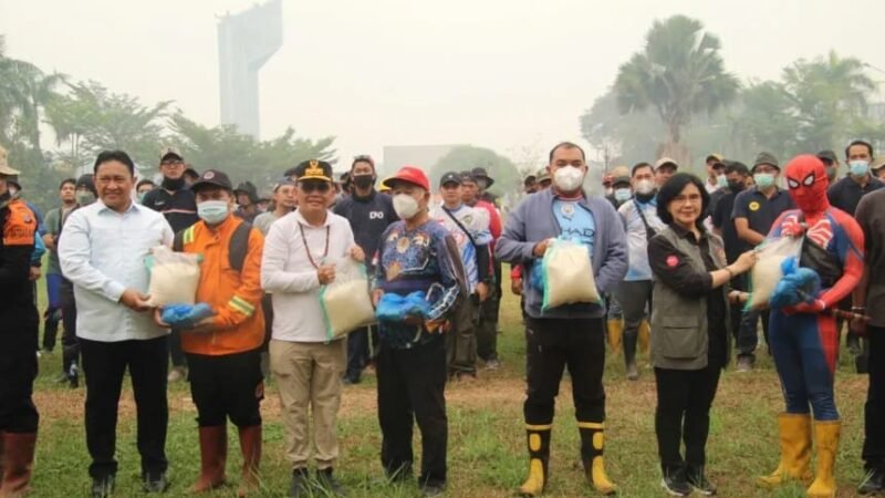 Gubernur Serahkan Bansos Karhutla Untuk Relawan.