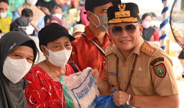 Warga Pahandut Terima Bantuan Pangan, BLT Program KHBS