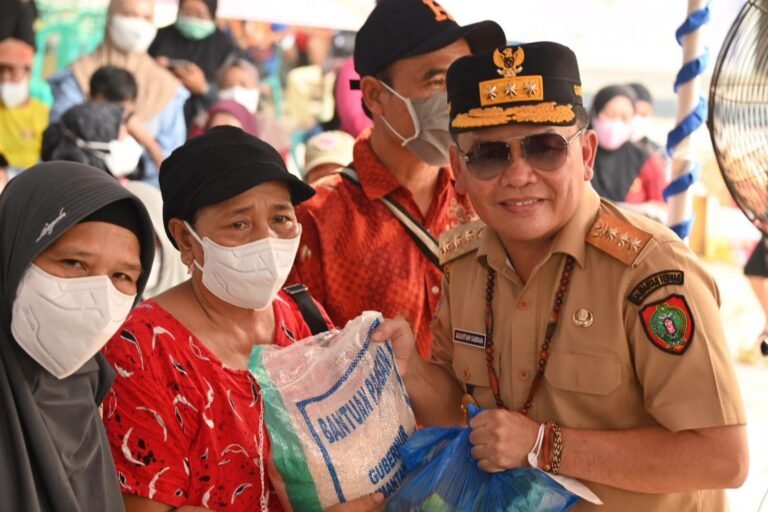 Warga Pahandut Terima Bantuan Pangan, BLT Program KHBS