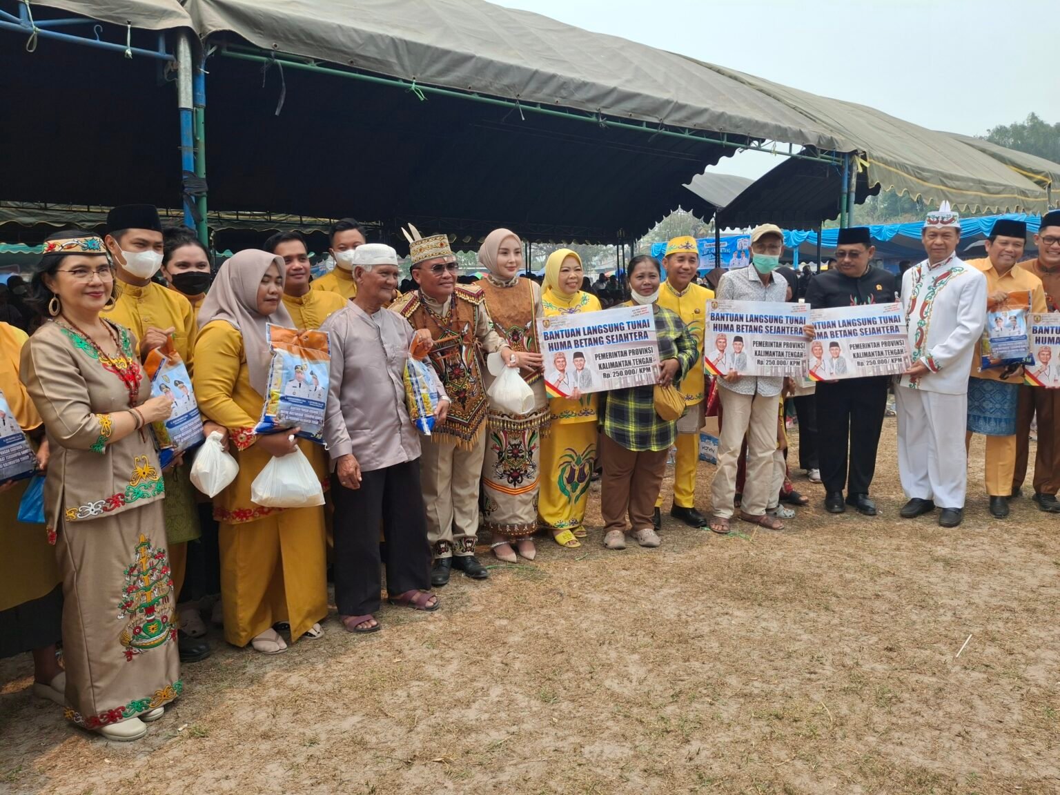 Di Kobar, Gubernur Serahkan 7.500 Paket Bansos Karhutla