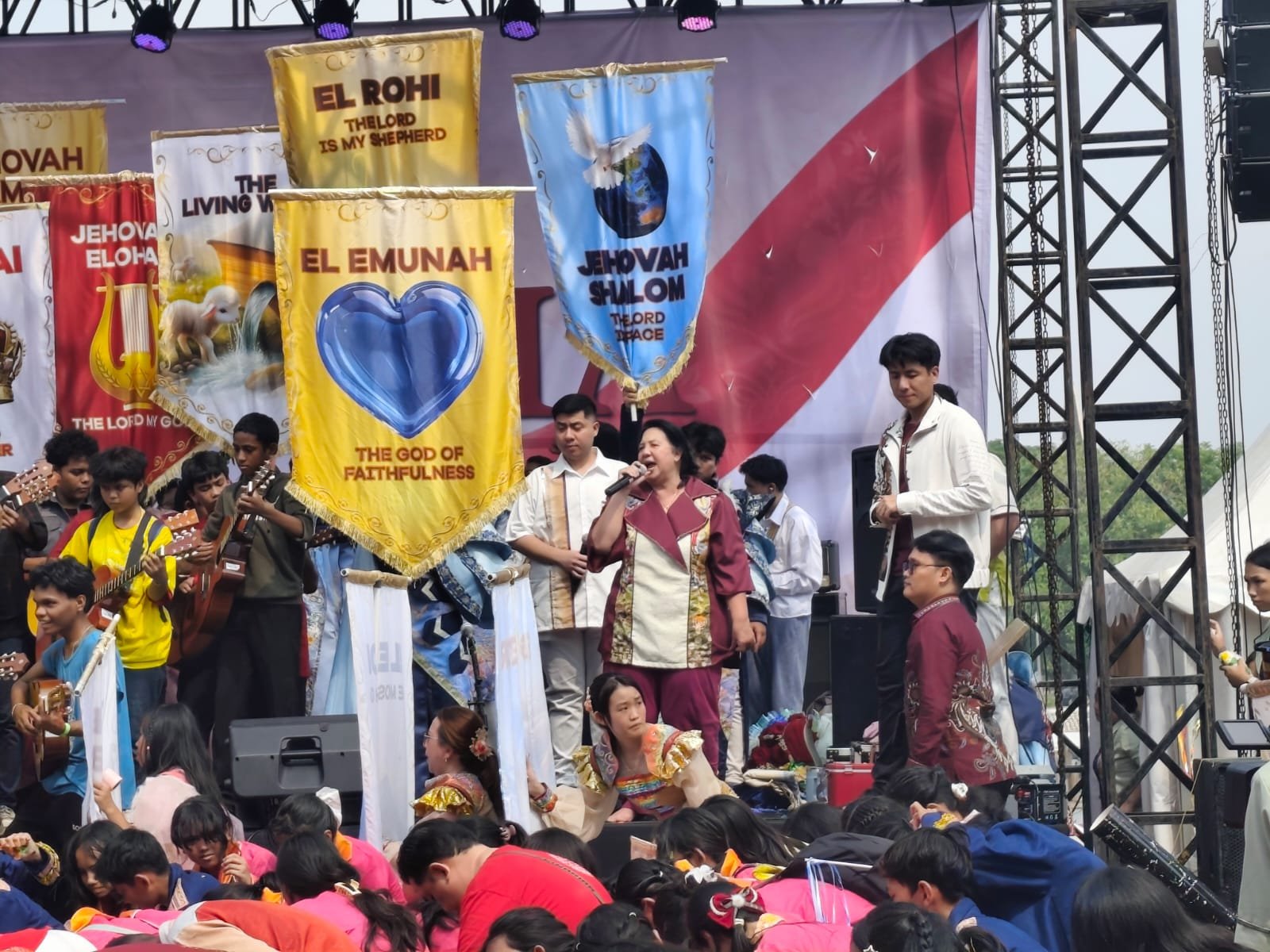Konser Doa untuk Bangsa di TMII: Bunda Iin Sampaikan Firman, Serukan Indonesia Bangkit dan Menjadi Terang