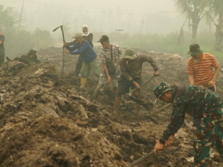 Pererat Kebersamaan, Satgas TMMD Bersama Warga Gotong Royong Pembuatan Drainase