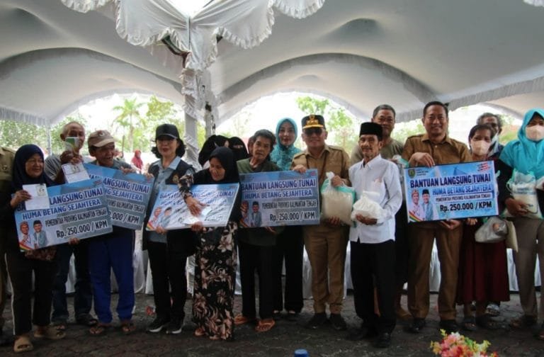 Di Sukamara, Gubernur Kalteng Hadir Beri Bantuan Pangan, KHBS dan Kesehatan