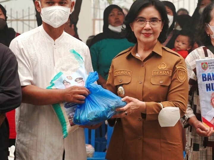 Diserahkan Sekda Linae, 1.000 Warga Kelurahan Menteng Dapat Bansos Dampak Karhurla.