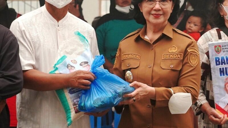 Diserahkan Sekda Linae, 1.000 Warga Kelurahan Menteng Dapat Bansos Dampak Karhurla.