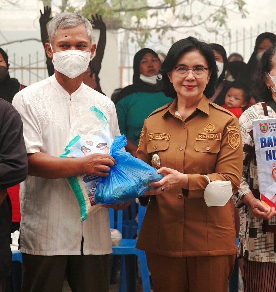 Diserahkan Sekda Linae, 1.000 Warga Kelurahan Menteng Dapat Bansos Dampak Karhurla.