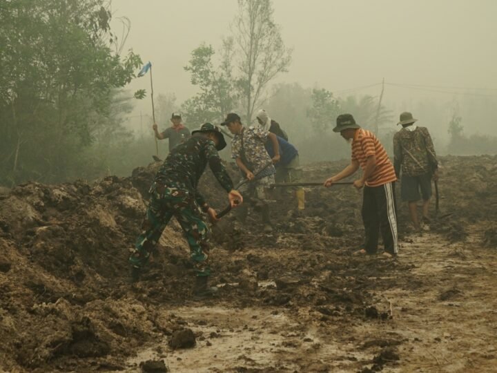 Pererat Kebersamaan, Satgas TMMD Bersama Warga Gotong Royong Pembuatan Drainase